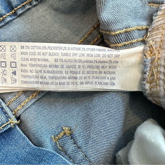 Forever 21 Women’s 28 High Rise Distressed Frayed Raw Hem Medium Wash Shorts - Picture 5 of 7